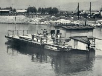 Trnjanska skela (četvrta po redu) na mjestu gdje je danas Most Slobode, oko 1955. godine  Jedne proljetne večeri 1925. godine, Trnje se okupilo na obali Save, tamo gdje 'bu pristal' veliki brod, koji je plovio čak iz susjedne Slovenije u njihov grad. Oko 18 sati veliki crni brod približavao se »zemljanoj rivi«. Limena glazba je intonirala zaboravljeni austrougarski marš. Marko Goljak, otac četvoro djece, po zanimanju trgovac, došao je na ideju da postane prvi trnjanski kapetan. Nabavio je u Sloveniji staru drvenu skelu za prijevoz šljunka, unajmio limenu glazbu, obukao nekoliko djevojaka u narodnu nošnju i od Slovenije do Zagreba zaplovio Savom. Dočekalo ga je čitavo Trnje i priredili mu pravu zagorsku veselicu. Jednog dana skela Marka Goljaka raspala i potonula. »Trnjanska zajednica« nabavila je novu skelu. Potom je trgovac Đuro Fureš nabavio i treći »brod«.